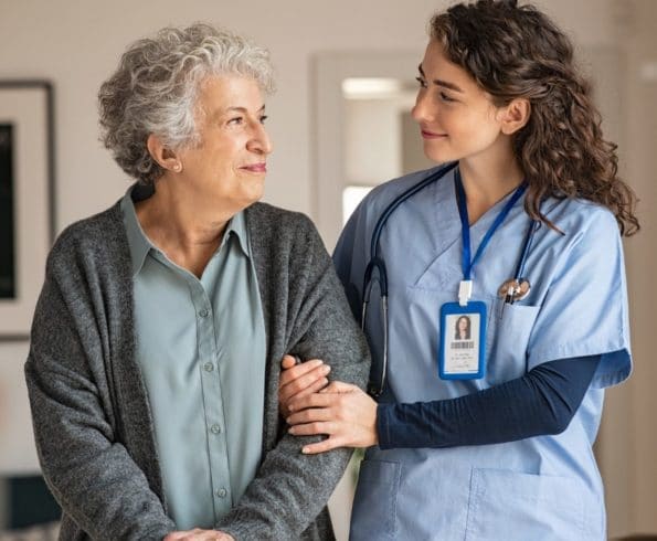 Pflegekraft und ältere Patientin