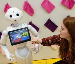 Pflegeroboter "Pepper" wird von Frau bedient