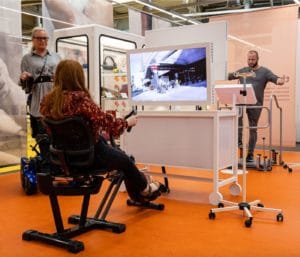Drei Personen probieren medizinisches Equipment aus
