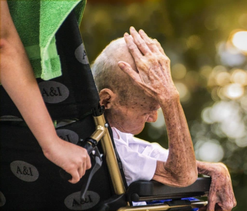 Symbolbild Suizid bei Pflegebedürftigen: Alter Mann im Rollstuhl