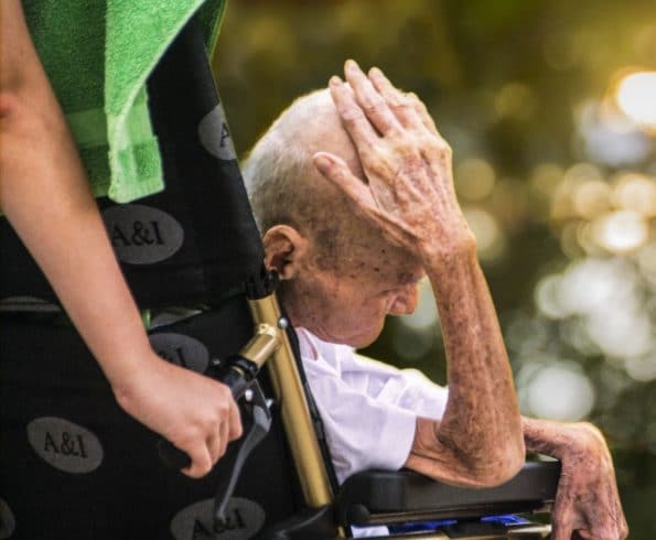 Symbolbild Suizid bei Pflegebedürftigen: Alter Mann im Rollstuhl