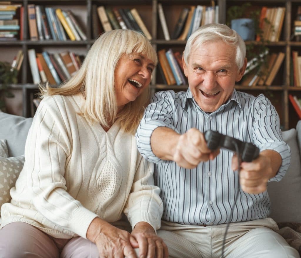 Rentnerpaar spielt Videospiele