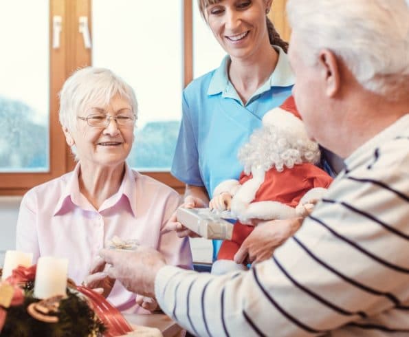 Symbolbild: Pflegekräfte arbeiten an Weihnachten: " Bewohner*innen mit einer Pflegekraft an Weihnachten