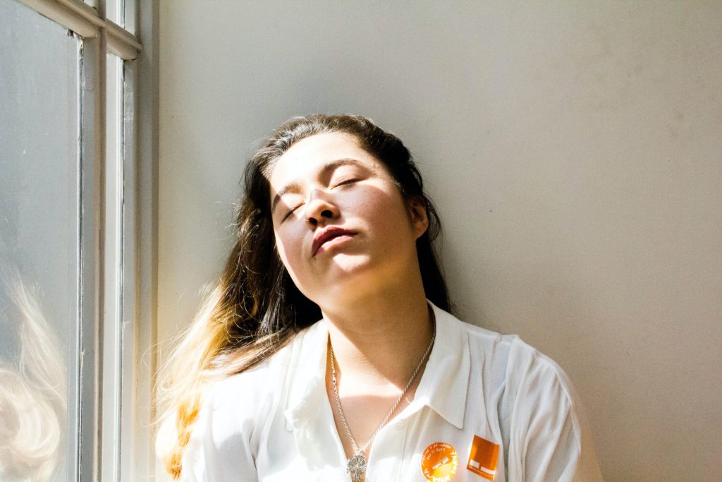 Krankenschwester schaut erschöpft, aufgrund von Schlafmangel