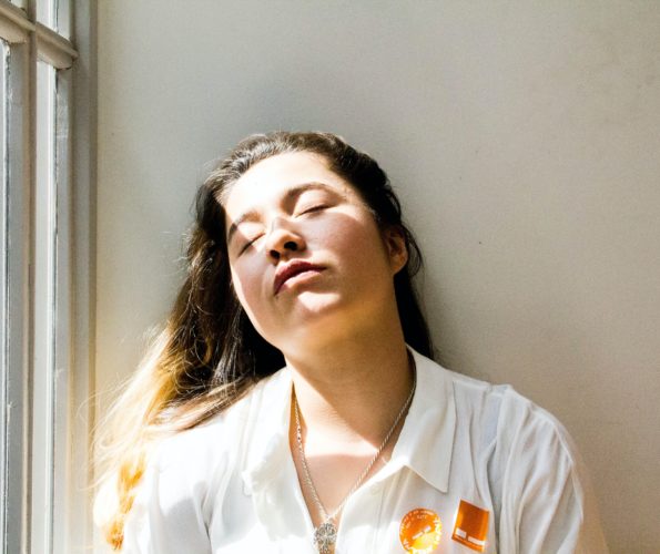 Krankenschwester schaut erschöpft, aufgrund von Schlafmangel