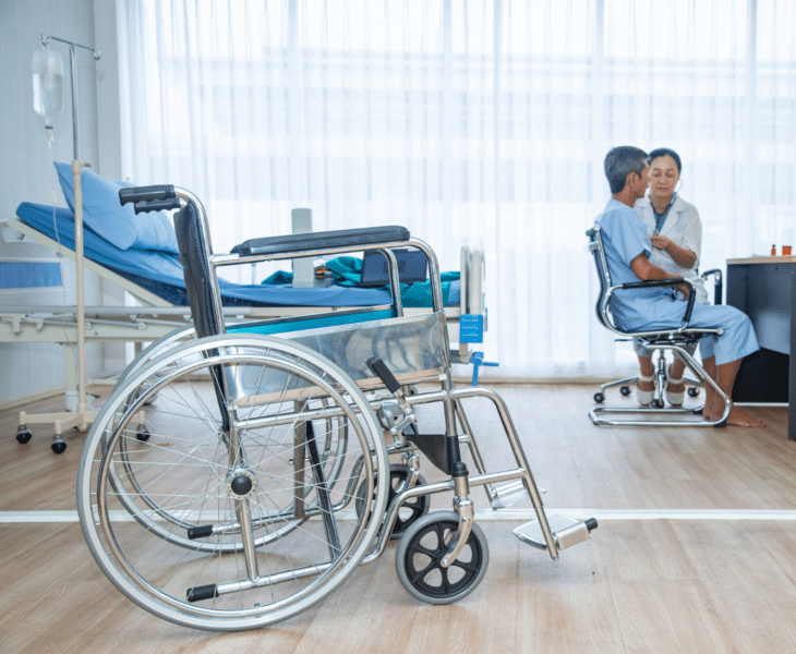 Rollstuhl steht in einem Behandlungszimmer