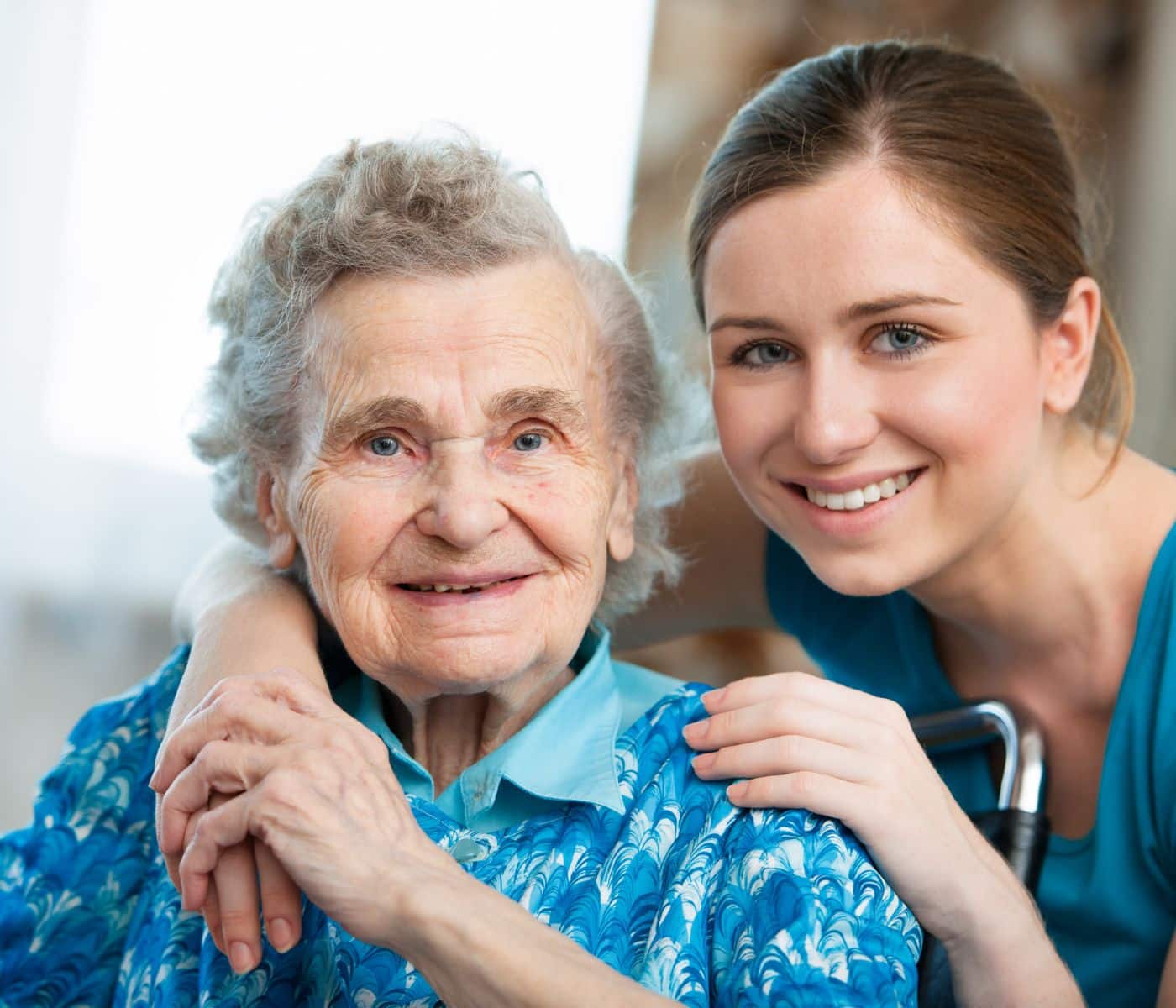 Symbolbild: Wie werde ich Altenpfleger*in?: weibliche junge Altenpflegerin mit alter Dame