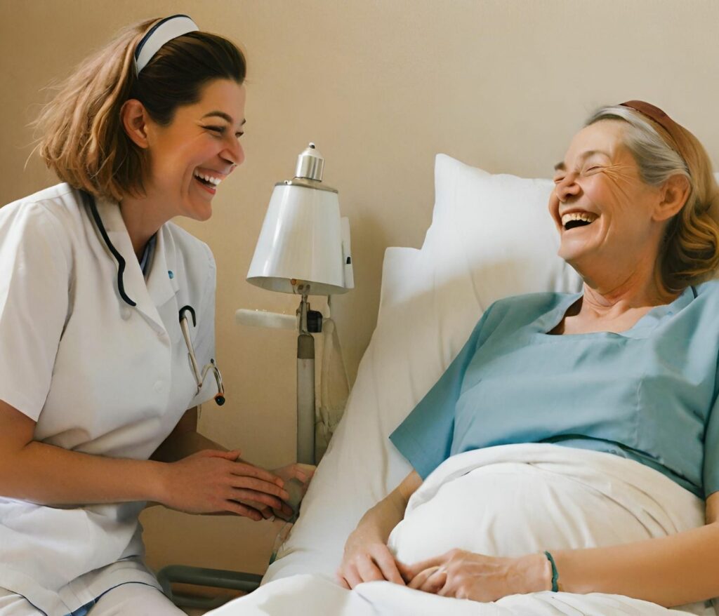 Symbolbild: Eure schönsten Momente und Geschichten aus der Pflege: Pflegerin sitzt am Bett einer älteren Patientin. Beide gucken sich an und lachen herzhaft zusammen.