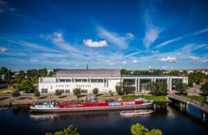 Die Musik- und Kongresshalle in Lübeck vor einem blauen Himmel