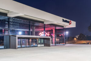 Die Stadthalle in Rostock bei Nacht fotografiert