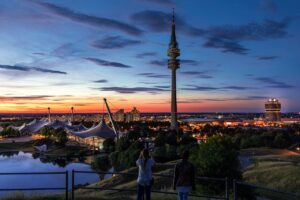 Das Olympiastadium der Stadt München bei Nacht fotografiert.